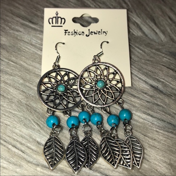 Jewelry - 3/$25 🔴 Dangling Silver & Blue Flower Earrings